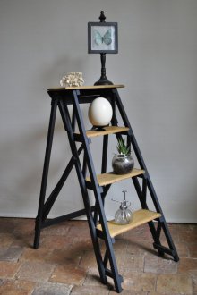 Ράφι ραφιών για σκάλες