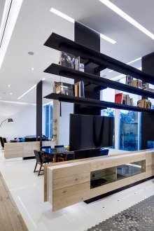 Γυαλισμένα ράφια καθιστικού