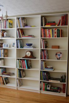 MDF ράφια σαλόνι