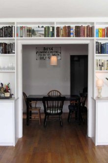 Ράφια γύρω από το άνοιγμα στο σαλόνι