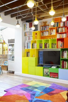 Πολύχρωμο ράφια καθιστικού