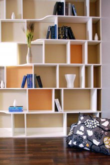 Το ράφι στο καθιστικό είναι πολυεπίπεδο