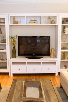 Ράφια στο καθιστικό με γυαλί