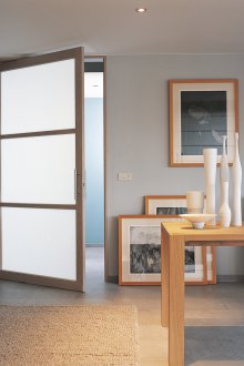 Εσωτερική πόρτα με ξύλινο γυαλί