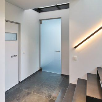 Εσωτερική πόρτα με σχεδιασμό από γυαλί