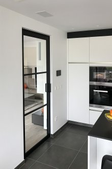 Εσωτερική πόρτα με γυαλί στην κουζίνα