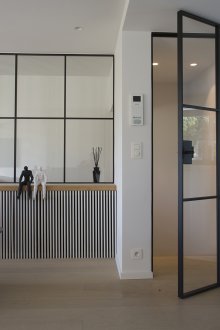 Εσωτερική πόρτα με πατάρι από γυαλί