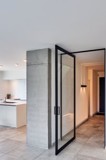 Εσωτερική πόρτα με εκκρεμές γυαλιού