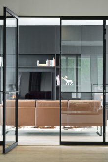 Εσωτερική πόρτα με μοντέρνο γυαλί