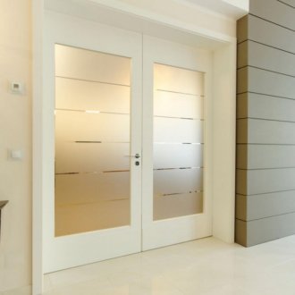 Εσωτερική πόρτα με αρθρωτό γυαλί