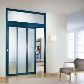 Εσωτερική πόρτα με μπλε γυαλί