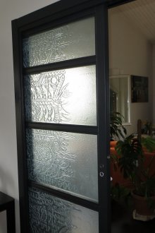 Εσωτερική πόρτα με μοτίβο σε γυαλί