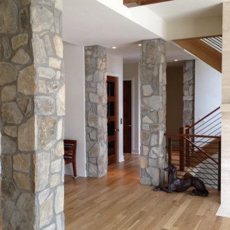 Διακόσμηση τοίχου με διακοσμητική πέτρα στο διαμέρισμα