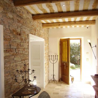 Τοίχος διακόσμηση με διακοσμητική πέτρα στο διάδρομο