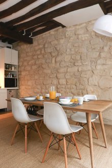 Διακόσμηση τοίχου με διακοσμητική πέτρα στο μεσογειακό στυλ