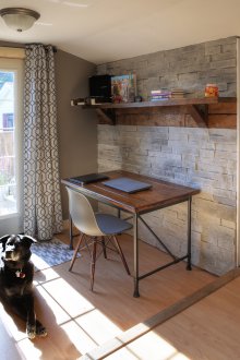 Διακόσμηση τοίχου με διακοσμητική πέτρα στο γραφείο