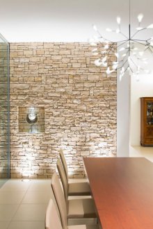 Διακόσμηση τοίχου με διακοσμητική πέτρα με προβολείς