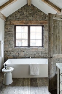 Διακόσμηση τοίχου με διακοσμητική πέτρα στο μπάνιο