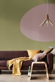 Ο συνδυασμός καφέ καναπέ με άλλα χρώματα στο εσωτερικό