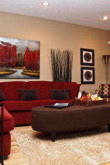 Ο συνδυασμός καφέ και κόκκινο στο εσωτερικό