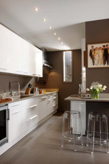 Ο συνδυασμός καφέ στο εσωτερικό της κουζίνας