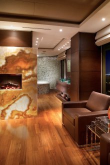 Ο συνδυασμός καφέ στο εσωτερικό του διαμερίσματος