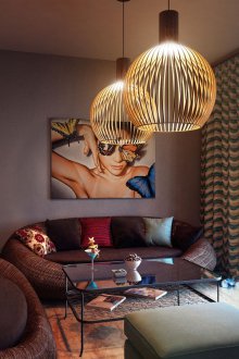 Ο συνδυασμός καφέ έπιπλα στο εσωτερικό