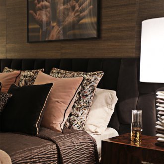 Ο συνδυασμός καφέ πάνελ στο εσωτερικό