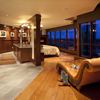 Ο συνδυασμός καφέ στο εσωτερικό με πανοραμικά παράθυρα