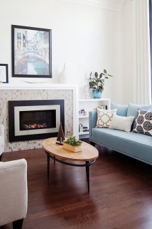 Ο συνδυασμός του καφέ δαπέδου στο εσωτερικό