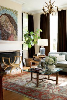 Ο συνδυασμός καφέ κουρτίνες στο εσωτερικό