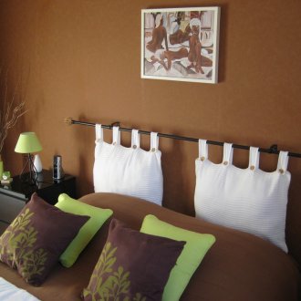 Ο συνδυασμός καφέ στο εσωτερικό της κρεβατοκάμαρας