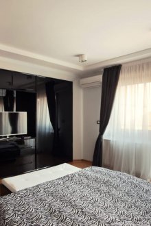 Κεφαλάρι στο παράθυρο με μπαλκόνι