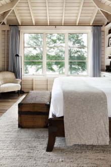 Κρεβάτι κρεβατιού σε ρουστίκ παράθυρο