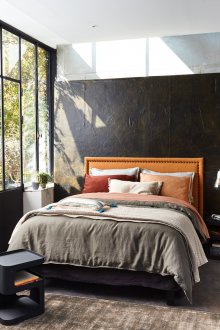 Κεφαλάρι στο παράθυρο στο σπίτι