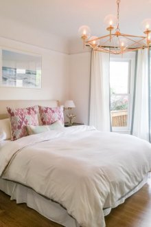 Κεφαλάρι στο παράθυρο με παραθυρόφυλλο