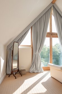 Κεφαλάρι κρεβατιού στο παράθυρο του φενγκ σούι