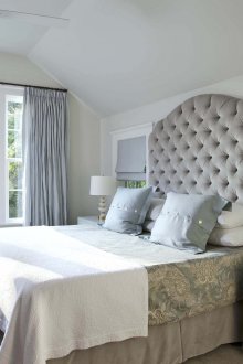 Κρεβατοκάμαρα στο παράθυρο σε μπλε κρεβατοκάμαρα