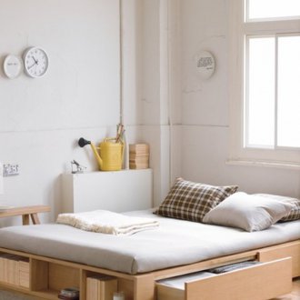 Κεφαλάρι κρεβατιού στο παράθυρο βιομηχανικού στυλ