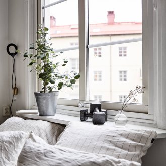 Κάλυμμα κεφαλιού στο παράθυρο στο εσωτερικό