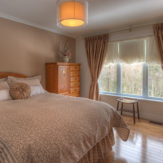 Κάλυμμα κεφαλιού κρεβατιού σε παράθυρο στυλ χώρας