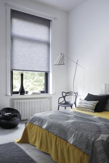 Κεφαλάρι στο παράθυρο στο διαμέρισμα