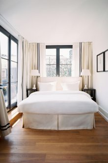 Το κεφαλάρι στο παράθυρο είναι μικρό