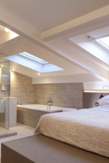 Κρεβάτι κάτω από το παράθυρο στη σοφίτα