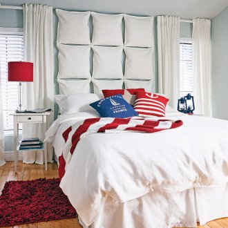 Κρεβάτι ανάμεσα στα παράθυρα στο υπνοδωμάτιο