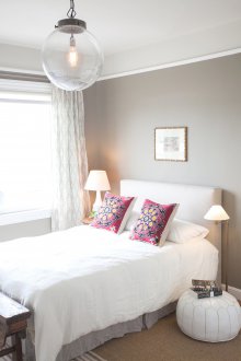 Κρεβάτι δίπλα στο παράθυρο στο μοντέρνο υπνοδωμάτιο