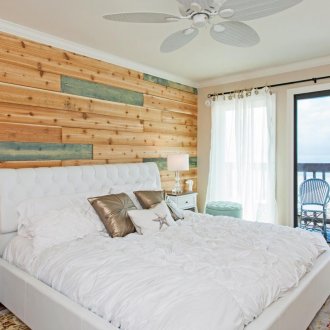 Κρεβάτι δίπλα στο παράθυρο στην κρεβατοκάμαρα ναυτικού στυλ