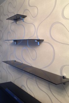 Παγκόσμια ράφια γυαλιού από γυαλί στο καθιστικό