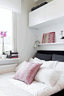 Κρεβάτι σε μια θέση κάτω από το παράθυρο