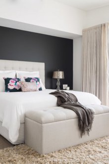 Κρεβάτι κοντά στο παράθυρο